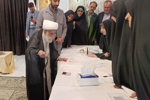 آیتالله جنتی رای خود را به صندوق انداخت