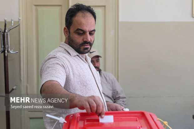 انتخابات مرحله دوم چهاردهمین دوره ریاست جمهوری در مدرسه فیروز بهرام