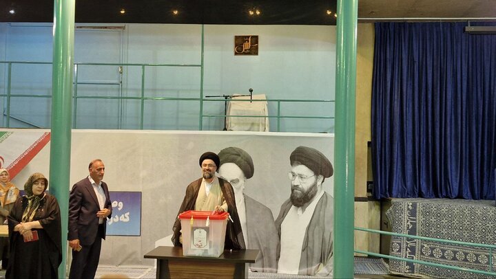 حجت الاسلام «سید یاسر خمینی» رای خود را به صندوق انداخت