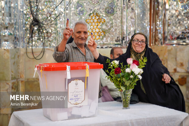 مشاركة حماسية لاهالي مدينة شيراز في الجولة الثانية من الانتخابات الرئاسية