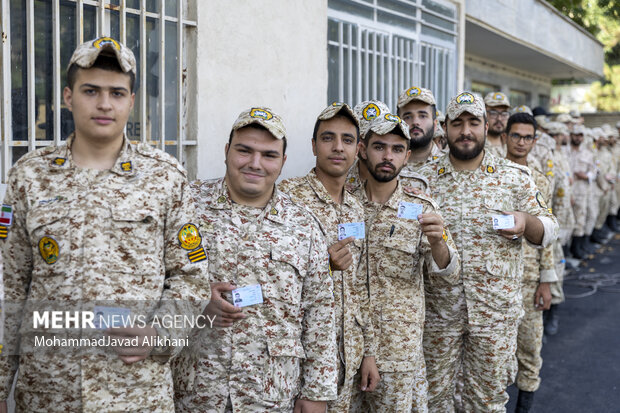 حضور کارکنان ارتش در مرحله دوم چهاردهمین انتخابات ریاست جمهوری