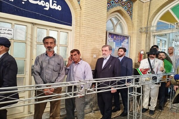 محسن رضایی در مسجد لرزاده حاضر شد