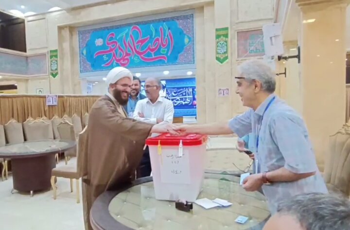 حجت الاسلام حاج علی اکبری رای خود را به صندوق انداخت