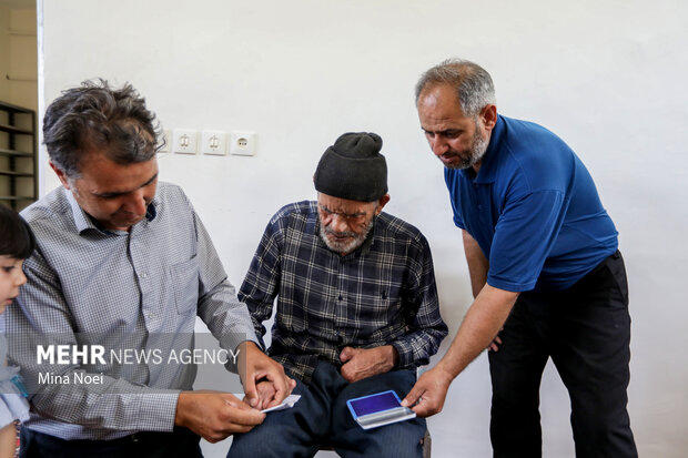 رأی‌گیری در شعبه سیار  مجتمع درمانی بابا باغی تبریز