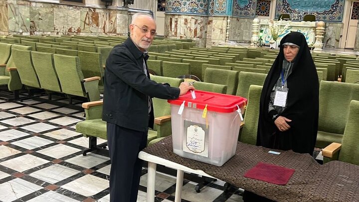 صالحی رای خود را به صندوق انداخت