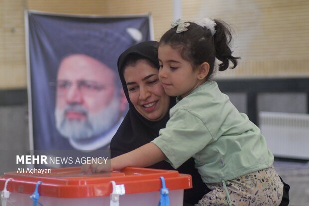 مردم تبریز همچنان پای صندوق‌های رای