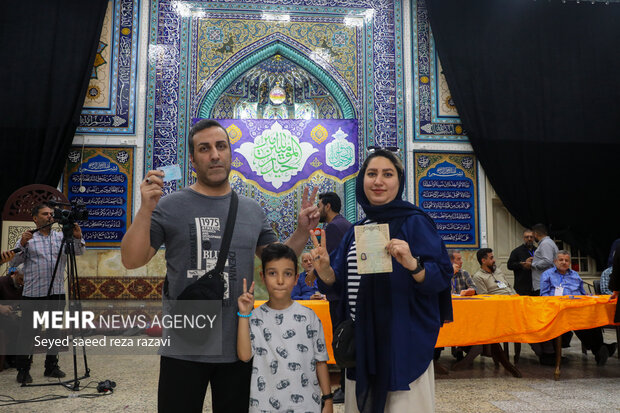 انتخابات مرحله دوم چهاردهمین دوره ریاست جمهوری در مسجد صادقیه 12