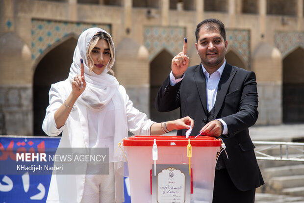 شب پر شور انتخاباتی در کنار پل خواجو اصفهان شب پر شور انتخاباتی در کنار پل خواجو اصفهان
