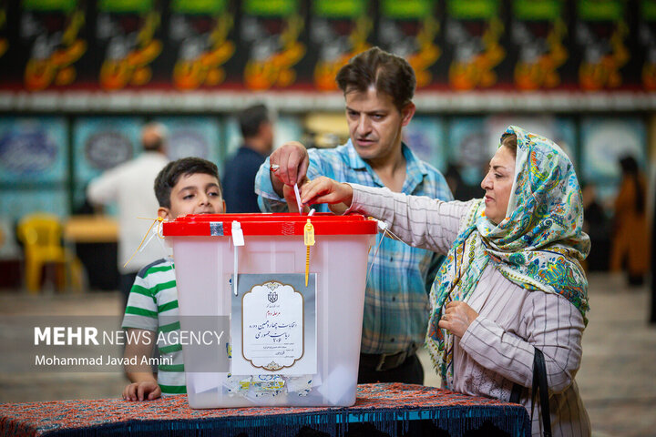 مؤمن اهل انزوا نیست و به رأی دیگران احترام میگذارد