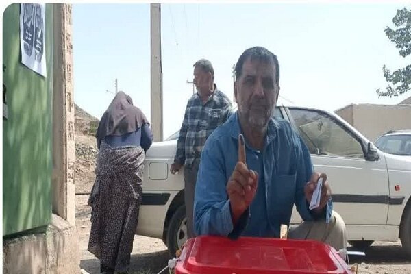 پدر شهید مرتضی بصیری پور رأی خود را به صندوق انداخت
