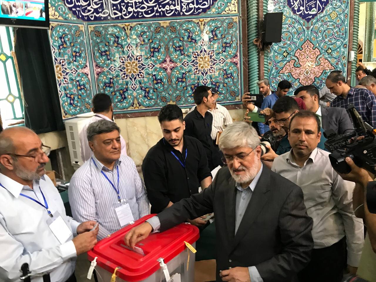 علی مطهری رای خود را به صندوق رای انداخت