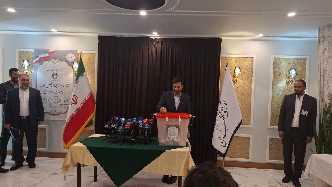 طحاننظیف رأی خود را در صندوق انداخت