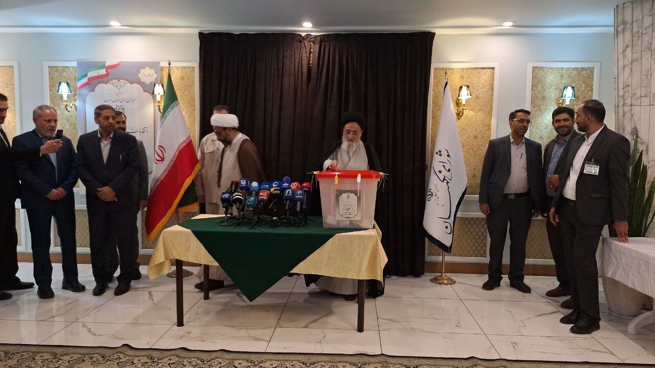 آیتالله مدرسییزدی رأی خود را در صندوق رأی انداخت