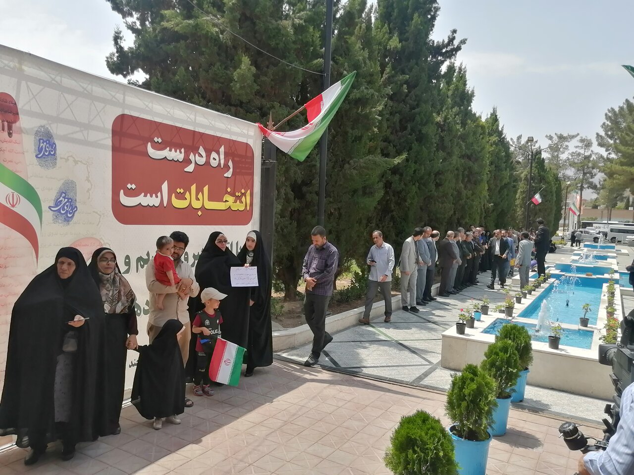 حضور پرنشاط مردم پای صندوق رأی/کارناتمام را باافتخار تمام میکنیم