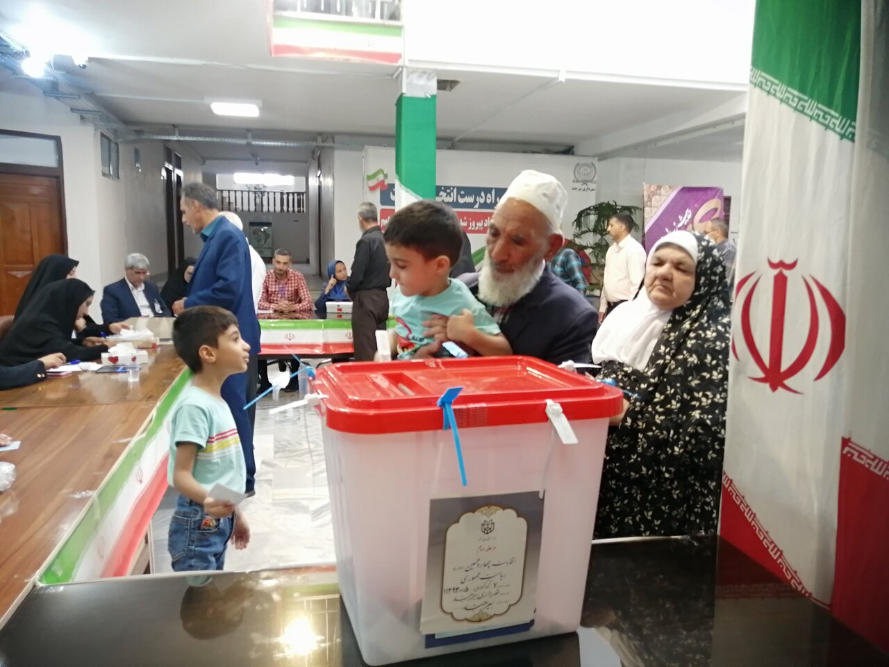 حضور پرنشاط مردم پای صندوق رأی/کارناتمام را باافتخار تمام میکنیم