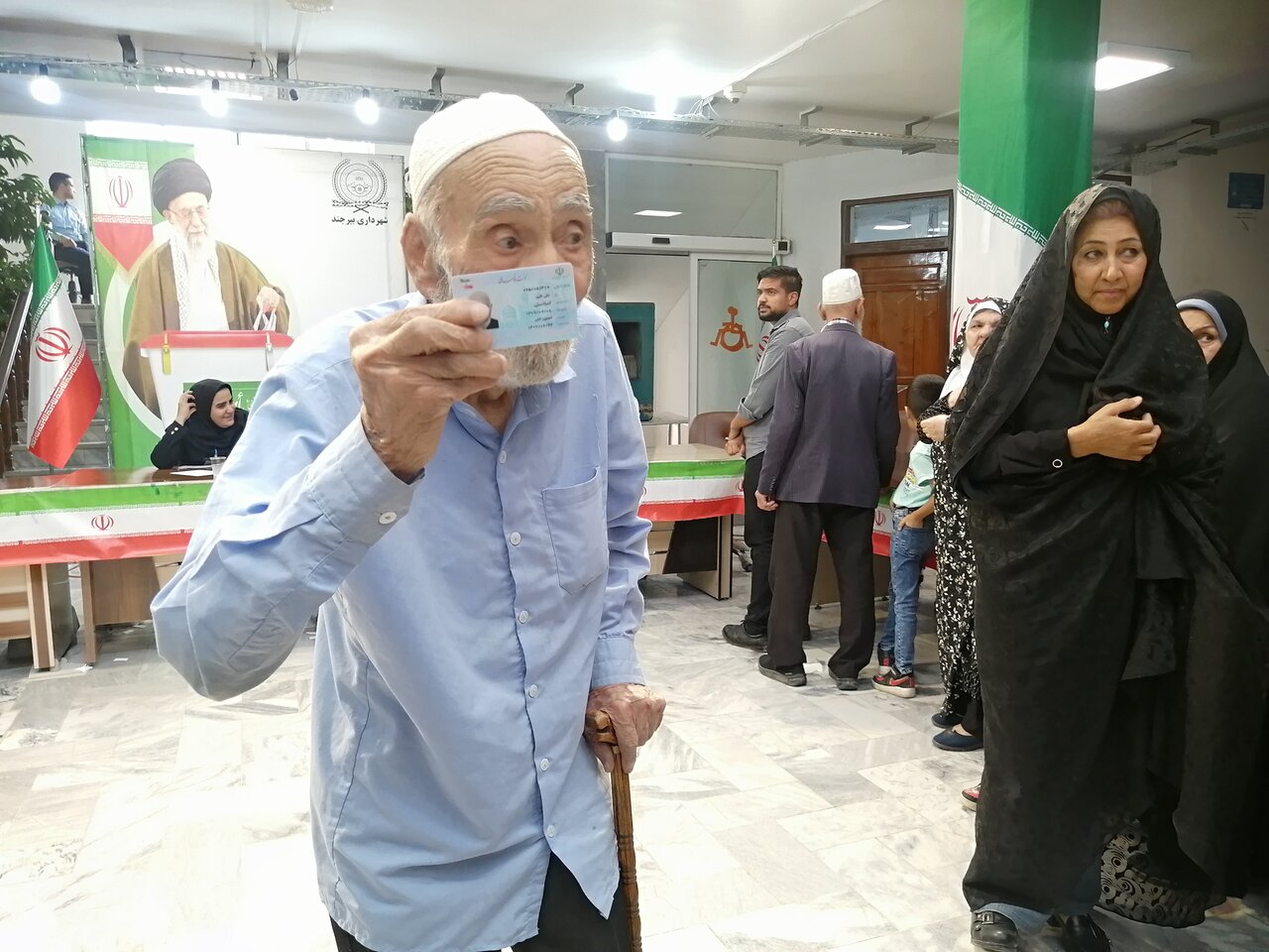 حضور پرنشاط مردم پای صندوق رأی/کارناتمام را باافتخار تمام میکنیم