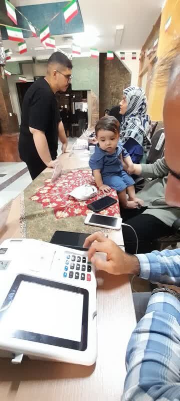 حضور پر شور مردم بروجرد در پای صندوقهای رأی