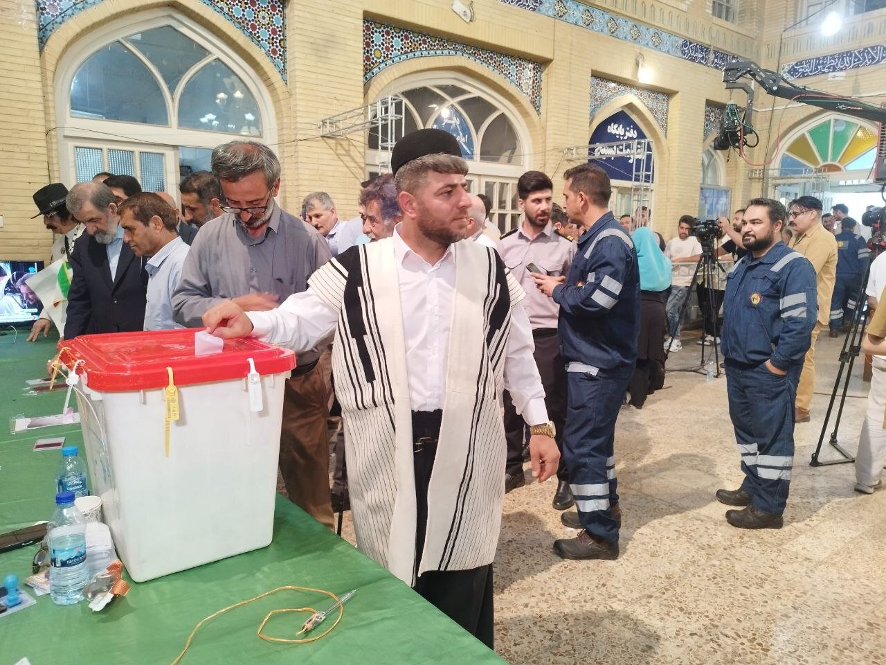 حضور اقوام بختیاری با لباس محلی در مسجد لرزاده
