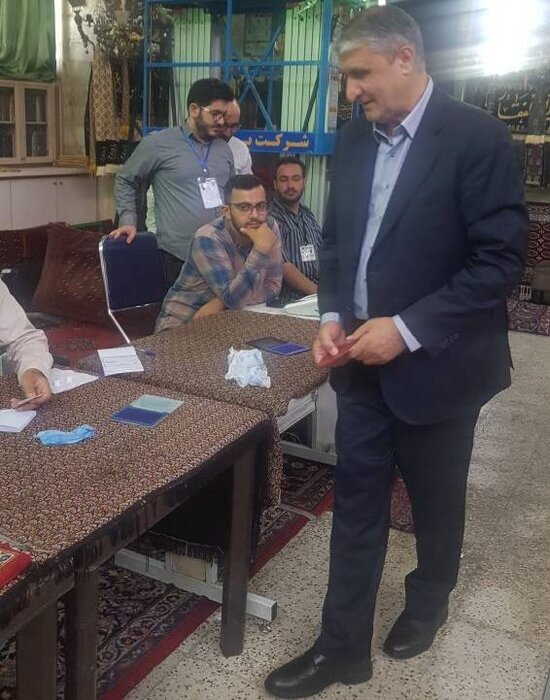 رییس سازمان انرژی اتمی رای خود را در مسجد لویزان به صندوق انداخت