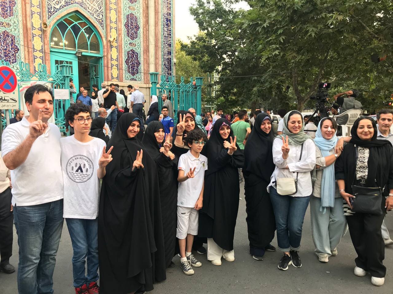 خانواده ۱۱ نفره در حسینیه ارشاد رای خود را به صندوق انداختند