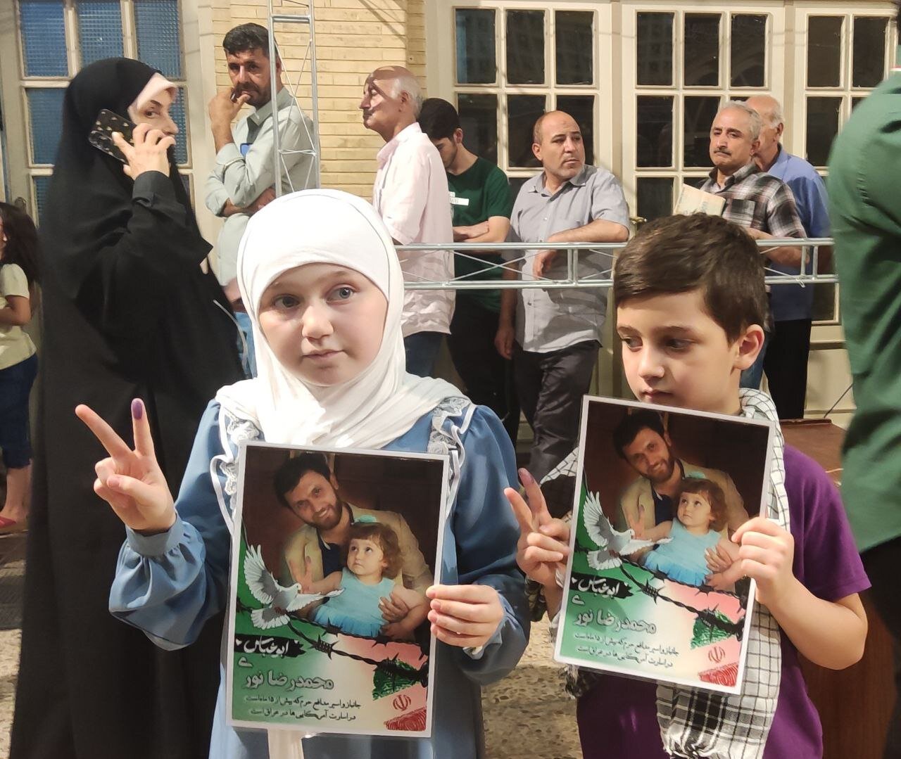 حضور فرزندان و خانواده شهید محمدرضا نوری(شهید مدافع حرم) در مسجد لرزاده