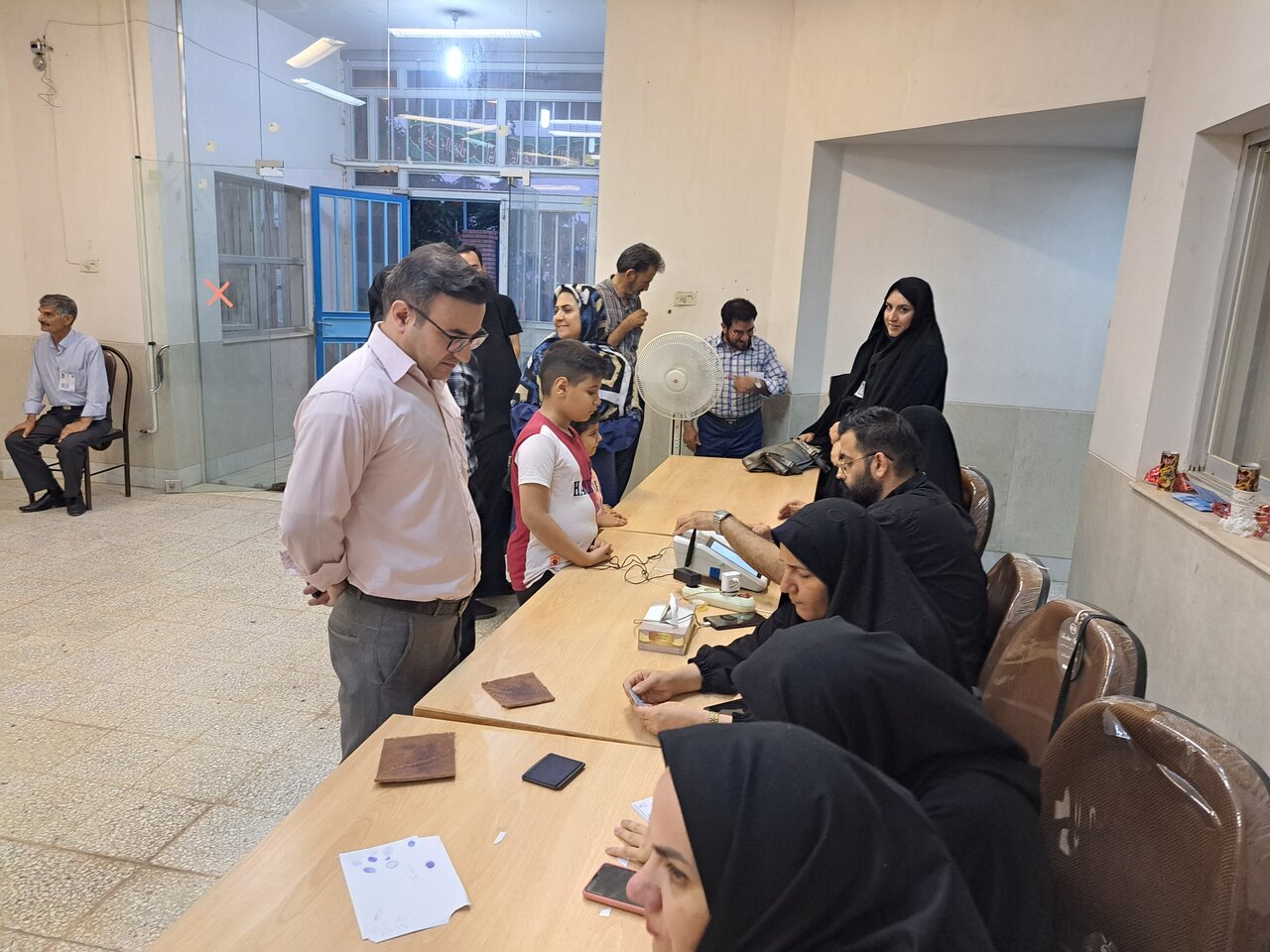 حضور حماسهساز مردم اردستان در پای صندوقهای رأی