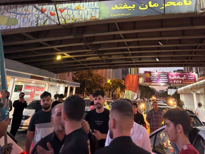 Tebriz halkı Pezeşkiyan'ın seçimin kazanmasını coşku ile kutladı Tebriz halkı Pezeşkiyan'ın seçimin kazanmasını coşku ile kutladı