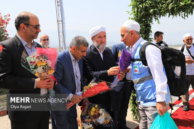 بازگشت اولین گروه حجاج گلستانی