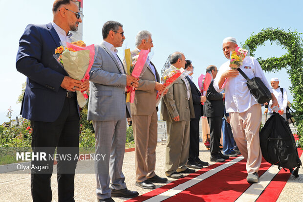 بازگشت اولین گروه حجاج گلستانی