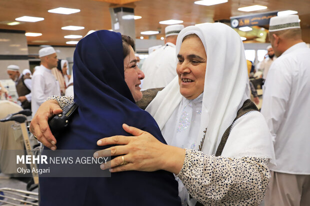 بازگشت اولین گروه حجاج گلستانی