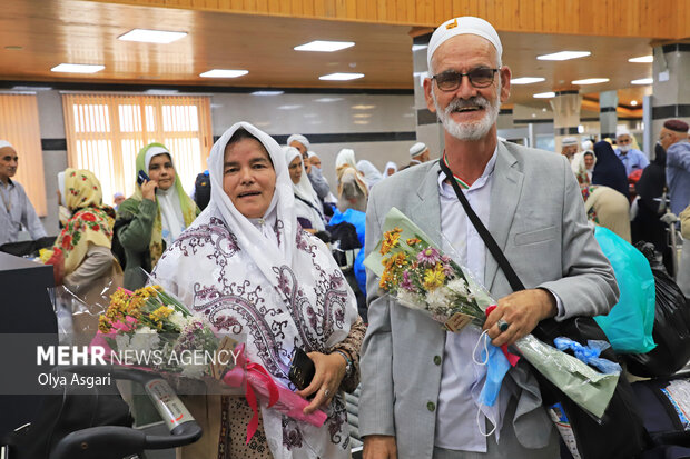 بازگشت اولین گروه حجاج گلستانی