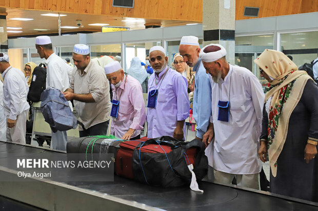 بازگشت اولین گروه حجاج گلستانی