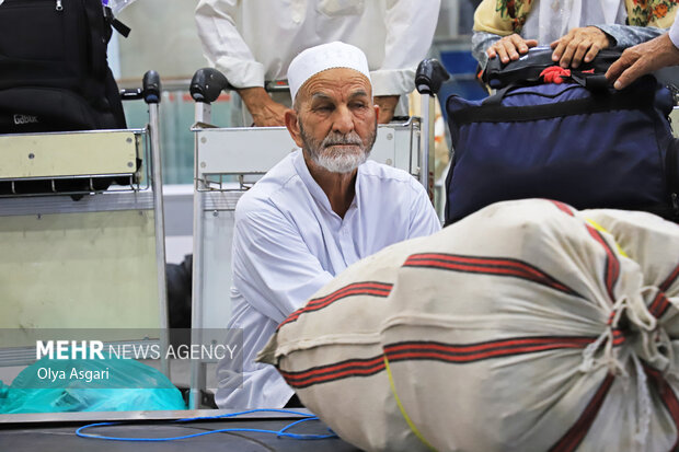 بازگشت اولین گروه حجاج گلستانی