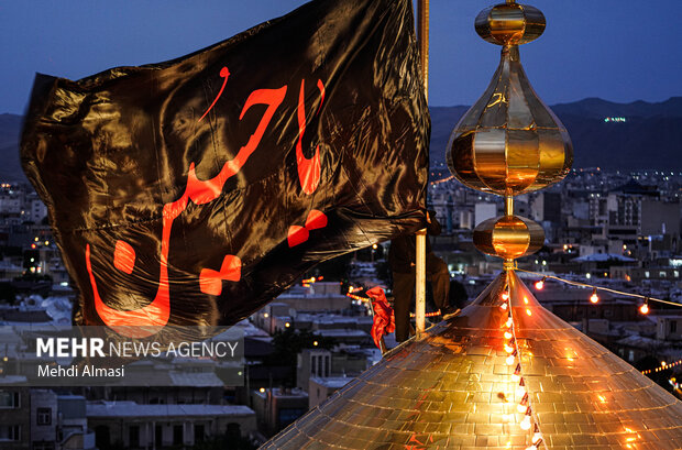 آئین تعویض پرچم شب اول محرم در حسینیه اعظم زنجان