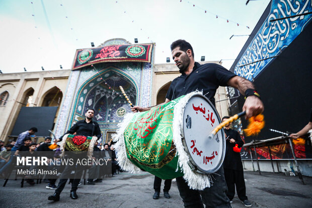 آئین تعویض پرچم شب اول محرم در حسینیه اعظم زنجان