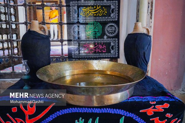 طشتی پر از آب به یاد تشنگان کربلا، آیینی به قدمت 500 سال
