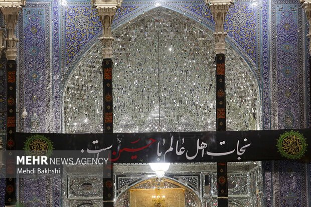 حرم بانوی کرامت در آستانه ماه محرم سیاهپوش شد