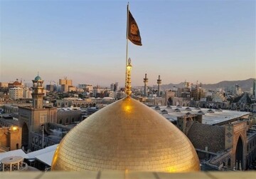 ضريح الإمام الرضا عليه السلام يكتسي بالسواد عشية شهر محرم الحرام