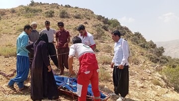 امدادرسانی نیروهای هلال احمر به مادر باردار در روستای آبزیر