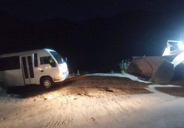 مینیبوس گرفتار در رودخانه کرج چالوس آزادسازی شد