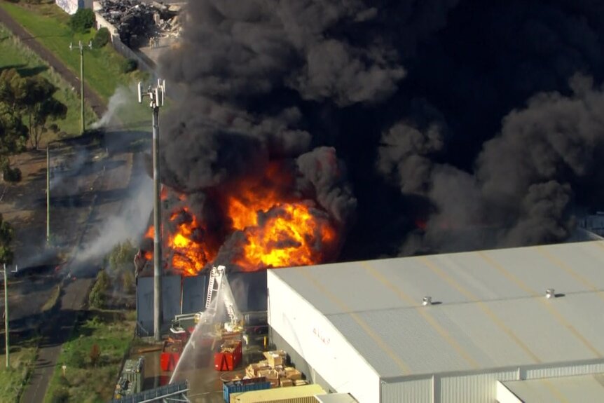 انفجار موادشیمیایی و آتش سوزی کارخانه ای در ملبورن