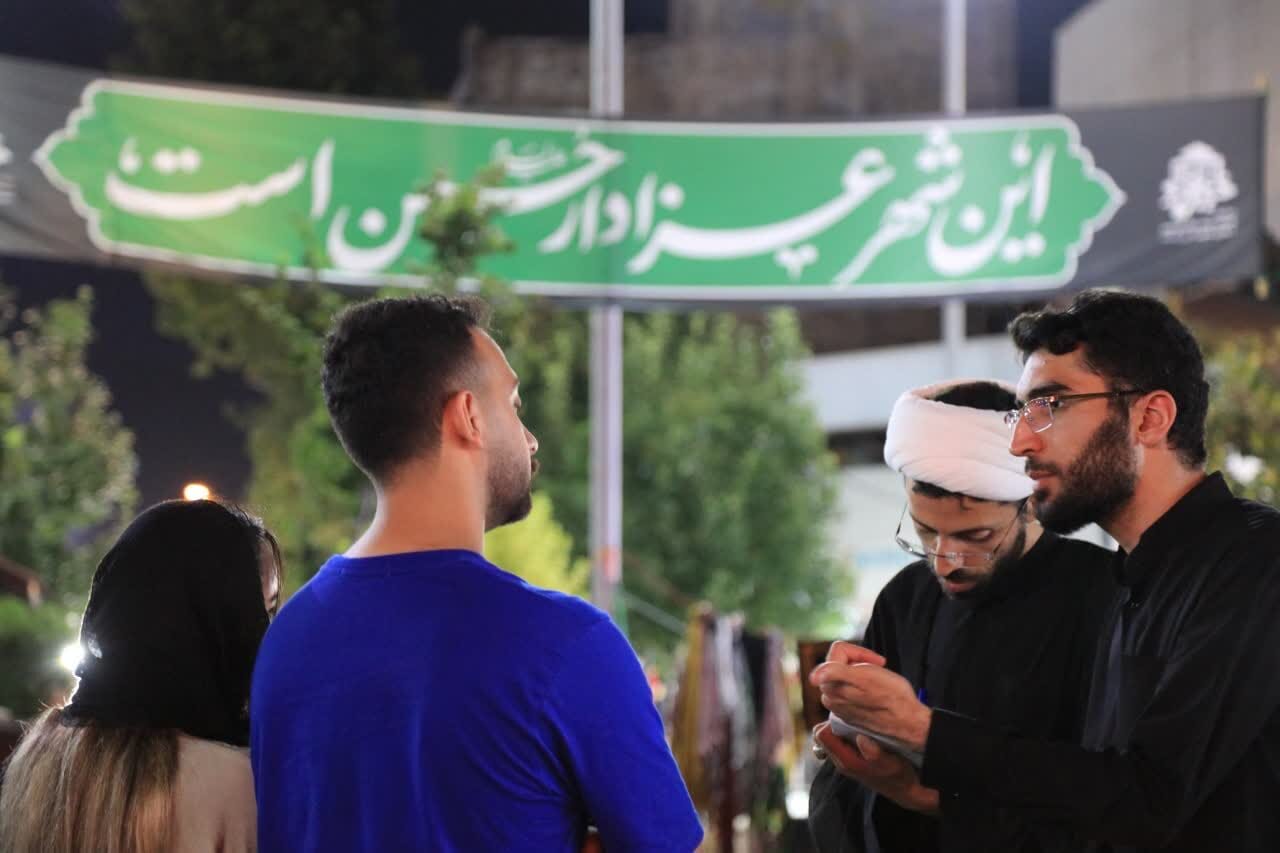 حضور طلاب حوزه علمیه قم در پیاده راه فرهنگی رشت 