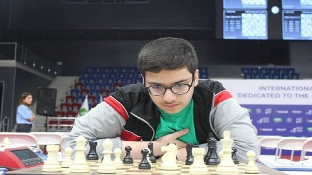 لاعب شطرنج إيراني يافع يسجل رقمًا قياسيًا مذهلا