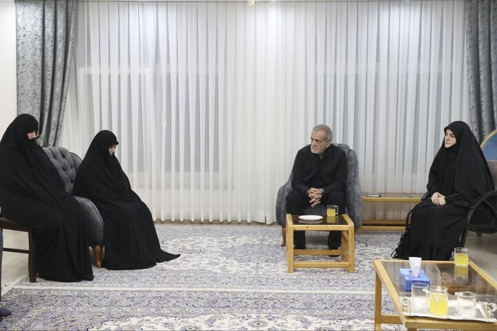 الرئيس الايراني المنتخب يزور عائلة الشهيد رئيسي الرئيس الايراني المنتخب يزور عائلة الشهيد رئيسي