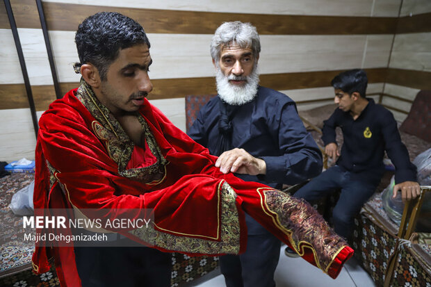 تعزیهخوانی هیئت عزاداران خاص حسین (ع) در یزد تعزیهخوانی هیئت عزاداران خاص حسین (ع) در یزد