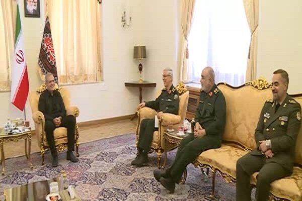 VIDEO: Pezeshkian meets with military commanders