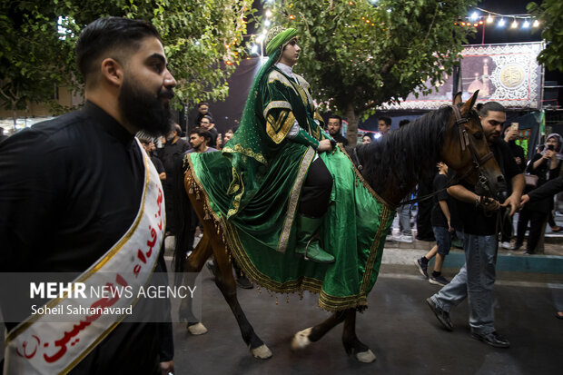 مراسم "حمل الشعلة" في الليلة الثامنة من شهر محرم الحرام في حي دولة آباد جنوب طهران