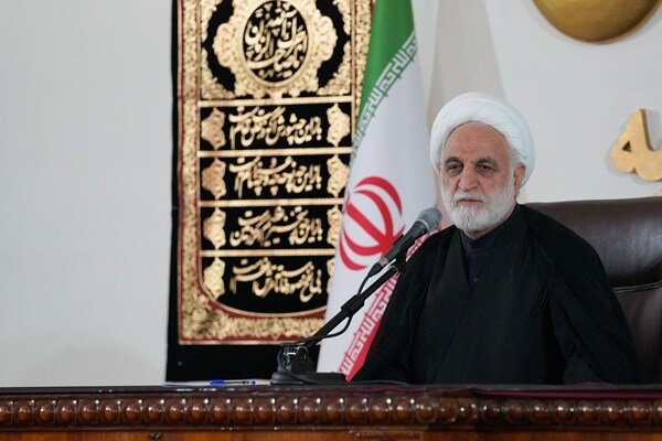 حضور رئیس قوه قضائیه در یکی از مساجد تهران و گفت‌وگو با مردم