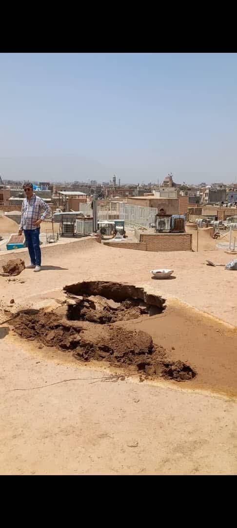 نم کشیدن و تخریب قسمتی از سقف تیمچه امین الدوله بازار کاشان