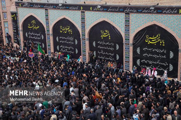 اجتماع بزرگ عزاداران حسینی در میدان عالی قاپوی اردبیل